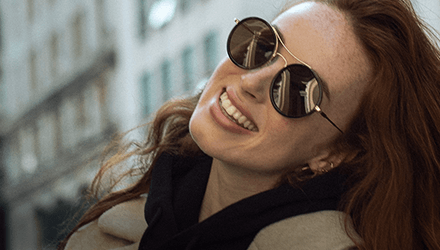 Mulher utilizando óculos de sol Crullé