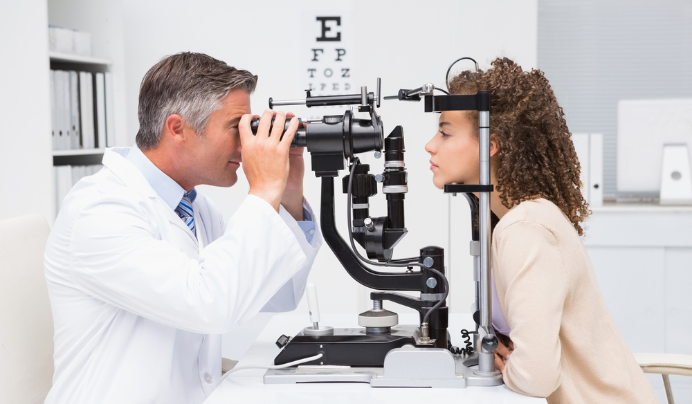 Um especialista executando um exame optométrico para iniciar o uso de lentes de contacto